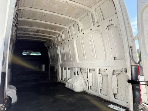 Used 2015 Mercedes-Benz Sprinter 2500 image 32