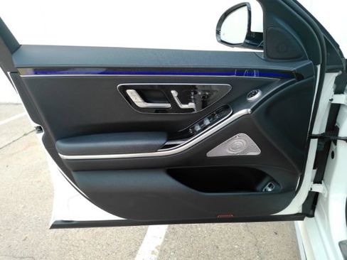 Used 2022 Mercedes-Benz S 500 4MATIC w/ AMG Line Package image 15