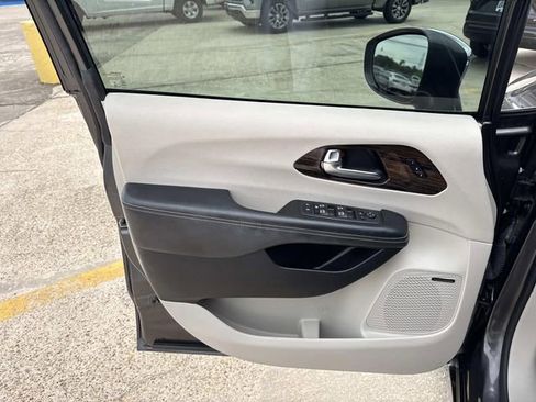 Used 2022 Chrysler Pacifica Limited AWD/4WD image 43