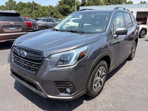 Used 2023 Subaru Forester Premium AWD/4WD image 3