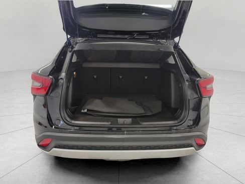 Used 2025 Chevrolet Trax LT w/ LT Convenience Package image 16