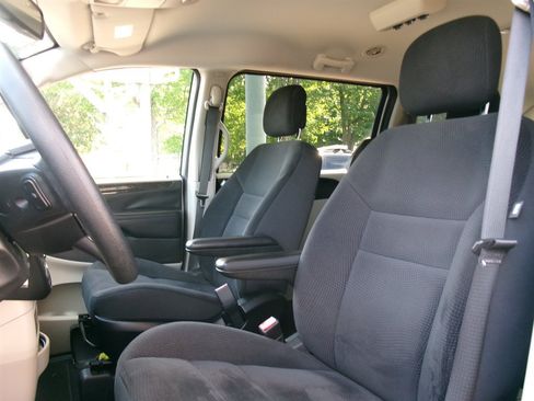 Used 2018 Dodge Grand Caravan SE w/ UConnect Hands-Free Group FWD image 14