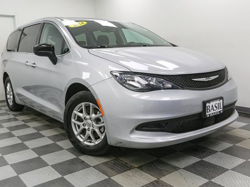 Used 2024 Chrysler Voyager LX image 2