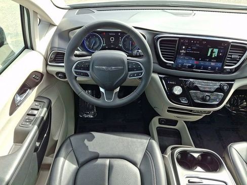 Used 2024 Chrysler Pacifica Touring-L FWD image 11