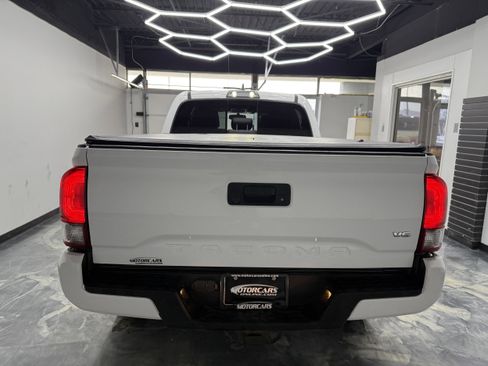 Used 2017 Toyota Tacoma TRD Off-Road image 8