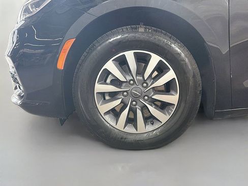Used 2024 Chrysler Pacifica Limited FWD image 33