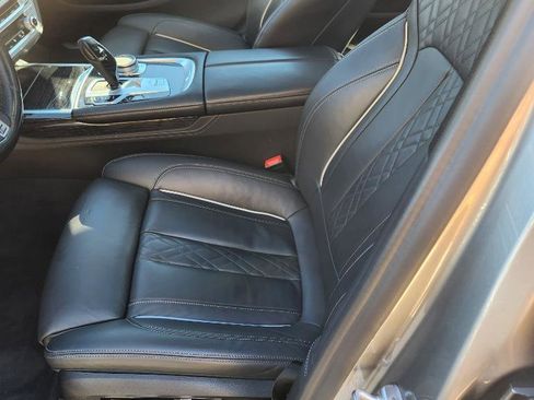 Used 2022 BMW 750i xDrive w/ M Sport Package image 17