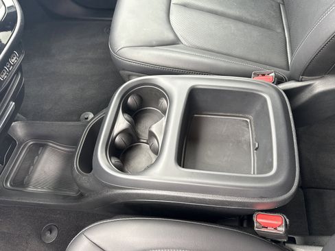 Used 2025 Chrysler Pacifica Select FWD image 13