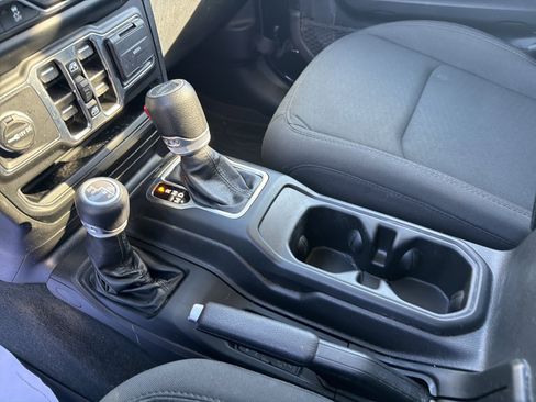 Certified 2022 Jeep Gladiator Willys image 17