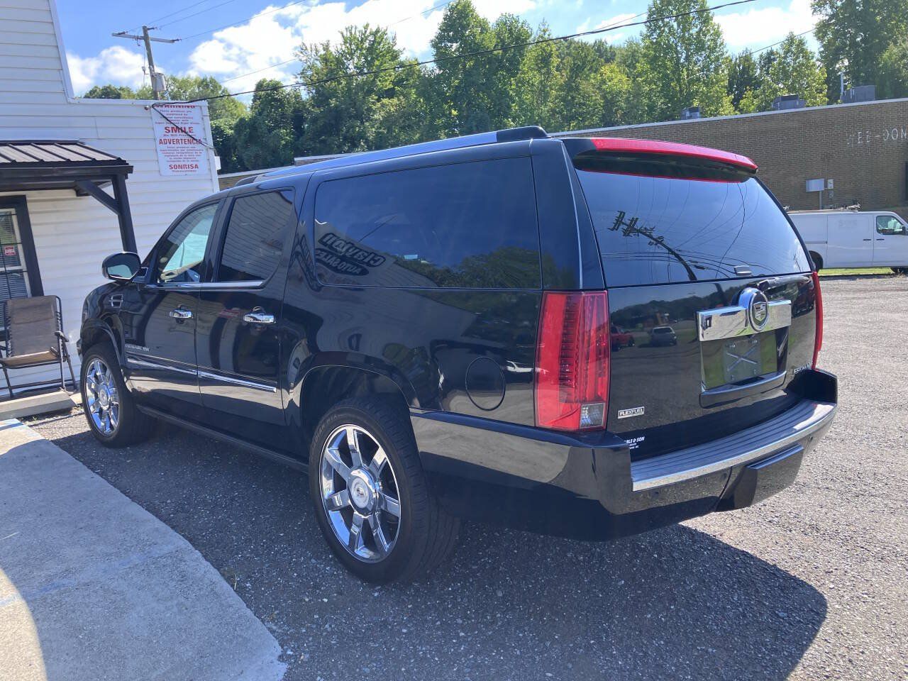 Used 2010 Cadillac Escalade ESV Premium RWD image 6