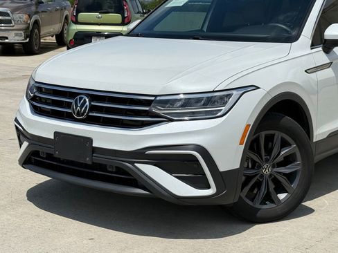 Used 2023 Volkswagen Tiguan SE image 2