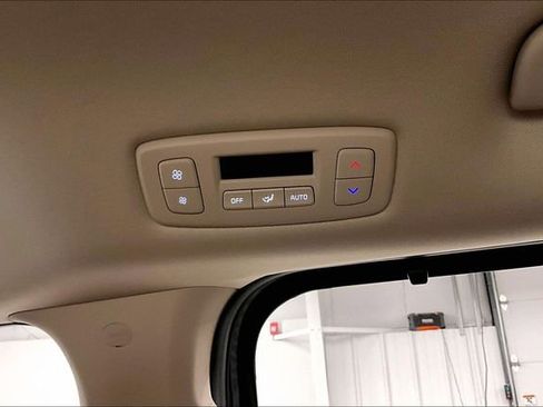 Used 2026 Kia Carnival EX FWD image 32