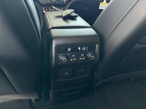 Used 2022 GMC Acadia Denali w/ Denali Ultimate Package FWD image 23
