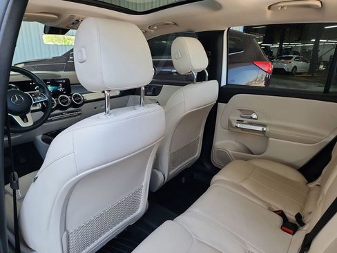Used 2022 Mercedes-Benz GLB 250 w/ Premium Package Lite image 40