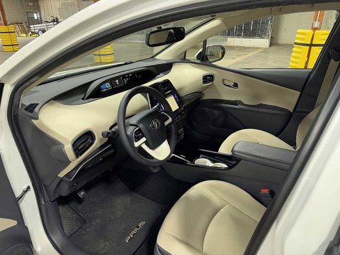 Certified 2016 Toyota Prius Four image 28