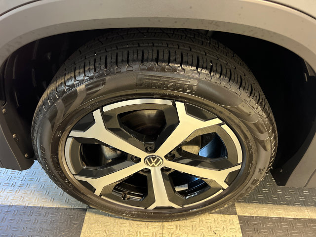 Certified 2025 Volkswagen Tiguan SE FWD image 9