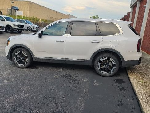 Used 2024 Kia Telluride EX w/ EX Captain's Chair Package AWD/4WD image 8