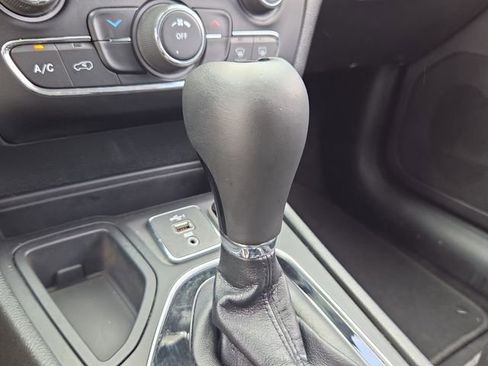 Used 2021 Jeep Cherokee Latitude Plus FWD image 20