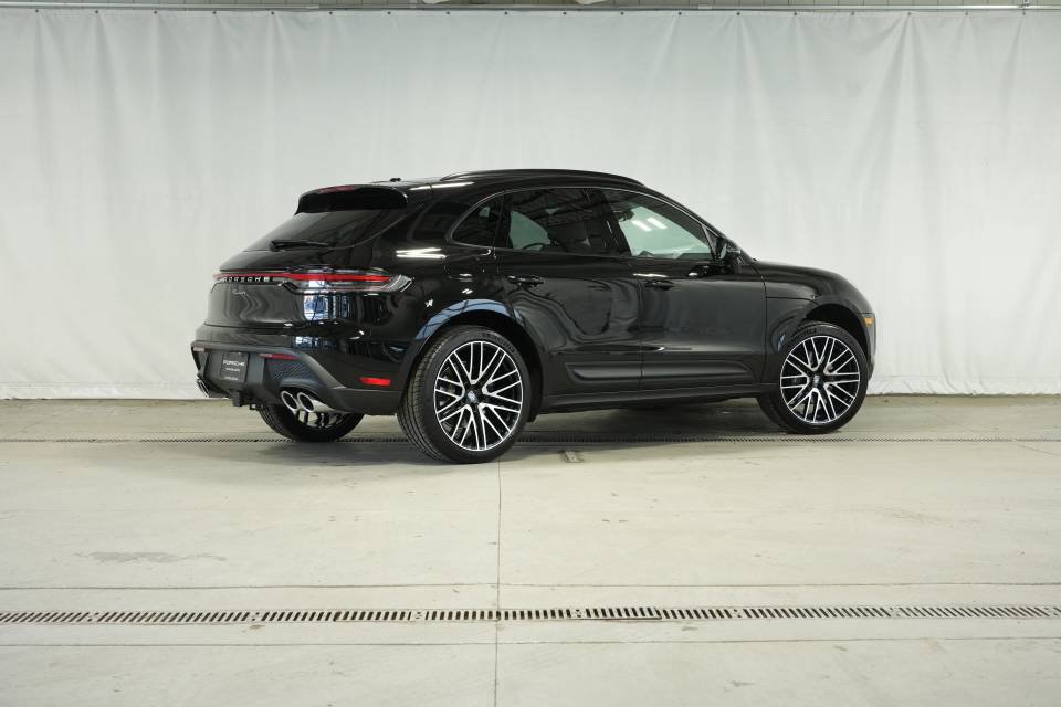 Certified 2026 Porsche Macan AWD/4WD image 8