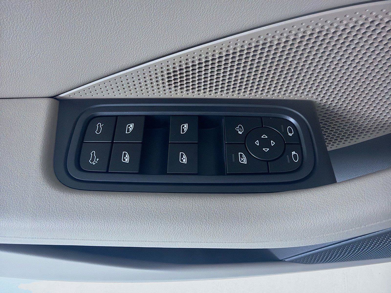Used 2026 Porsche Macan Electric RWD image 8