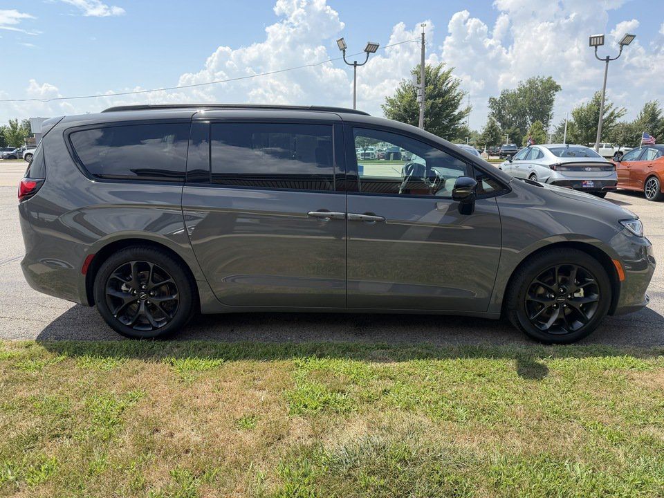 Used 2025 Chrysler Pacifica Limited FWD image 6