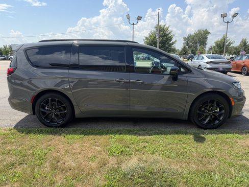 Used 2025 Chrysler Pacifica Limited FWD image 6