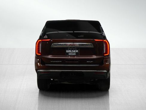 Used 2022 GMC Yukon XL SLT w/ SLT Luxury Package image 4