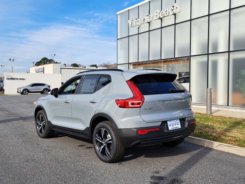 New 2026 Volvo XC40 B5 Core w/ Climate Package image 4