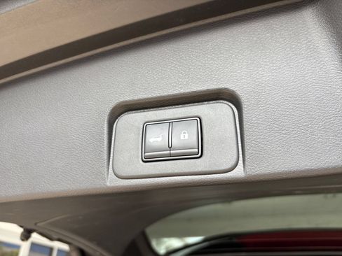 Used 2025 Nissan Rogue SV FWD image 23