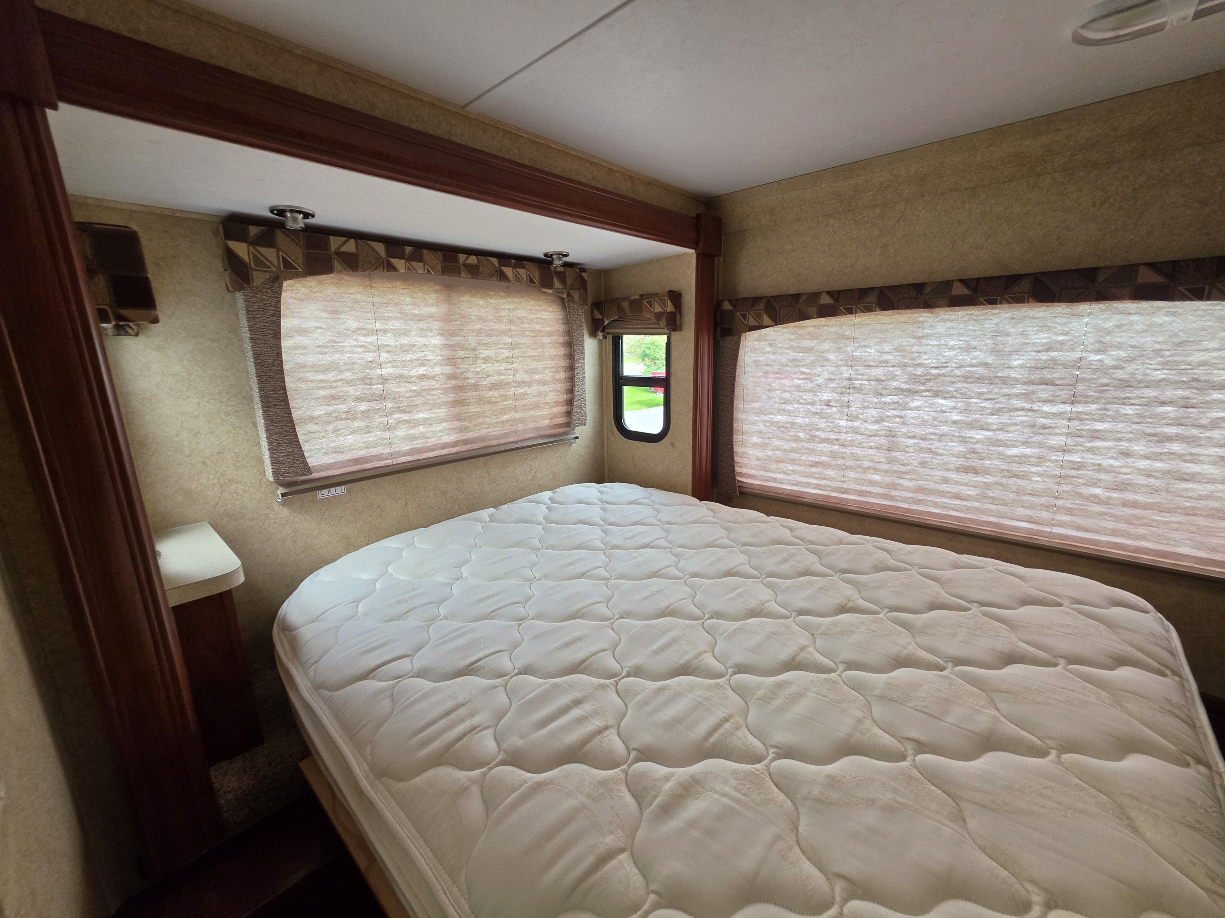 Used 2012 Ford E-450 and Econoline 450 Super Duty w/ Motorhome Prep Pkg RWD image 37