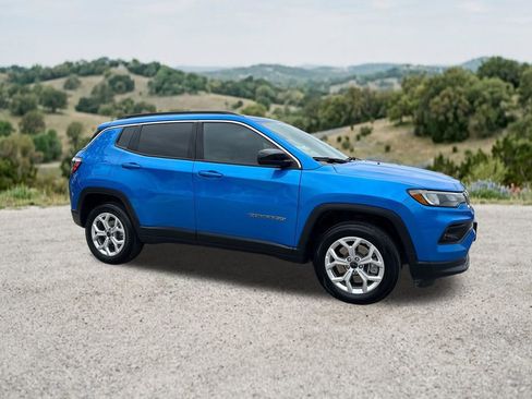 Used 2025 Jeep Compass Latitude w/ Convenience Group AWD/4WD image 13