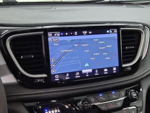 Used 2025 Chrysler Pacifica Limited FWD image 26