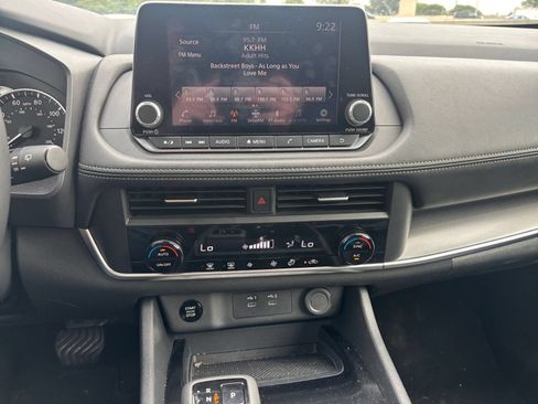 Used 2025 Nissan Rogue SV FWD image 17