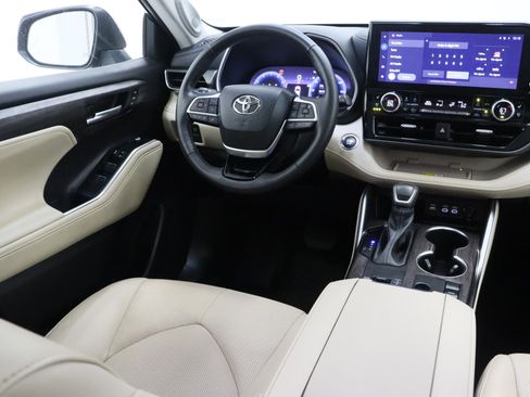 Used 2023 Toyota Highlander Limited FWD image 33