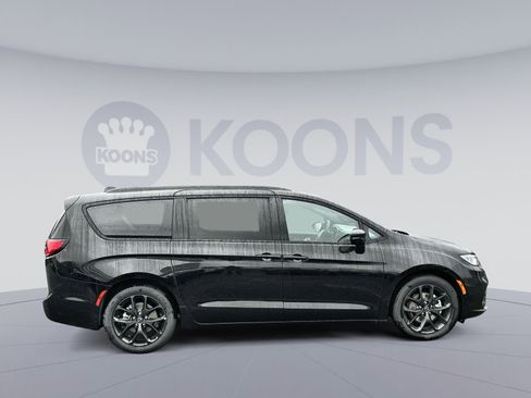 New 2026 Chrysler Pacifica Limited w/ S Appearance Package image 8