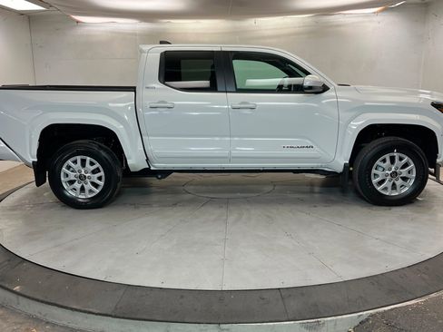 Used 2025 Toyota Tacoma SR5 AWD/4WD image 6