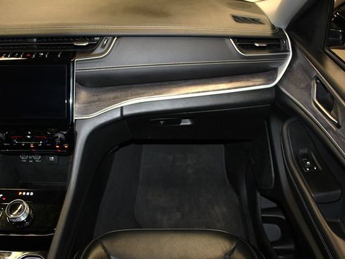 Certified 2022 Jeep Grand Cherokee L Limited AWD/4WD image 36