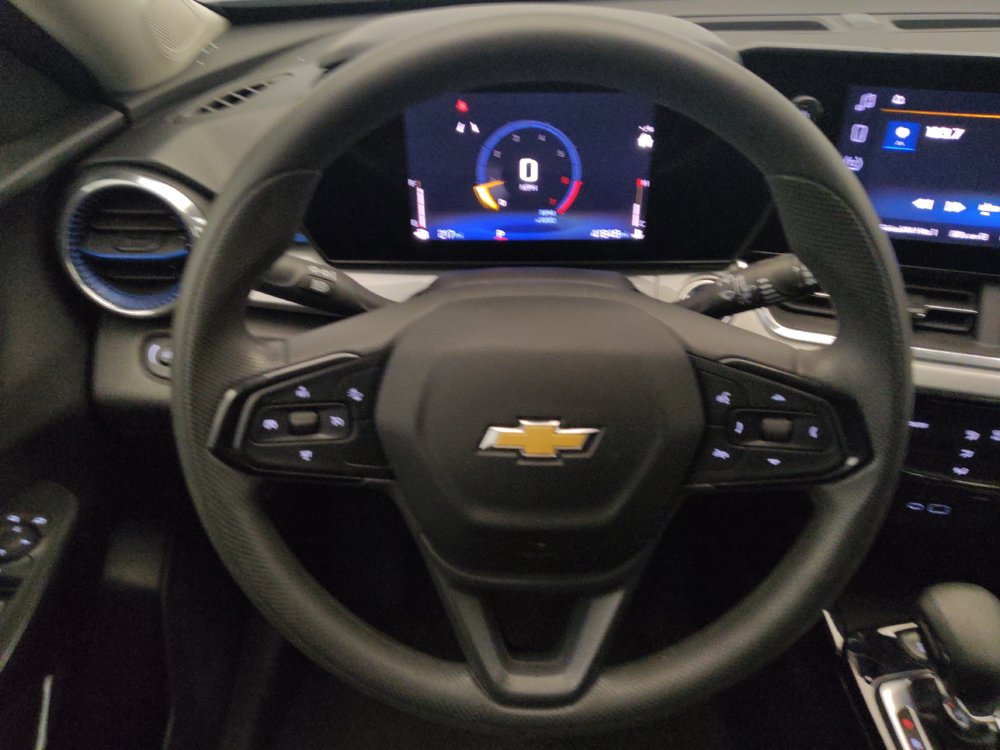 Used 2025 Chevrolet Trax LT FWD image 22