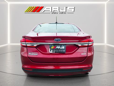 Used 2017 Ford Fusion SE w/ Fusion SE Technology Package FWD image 3