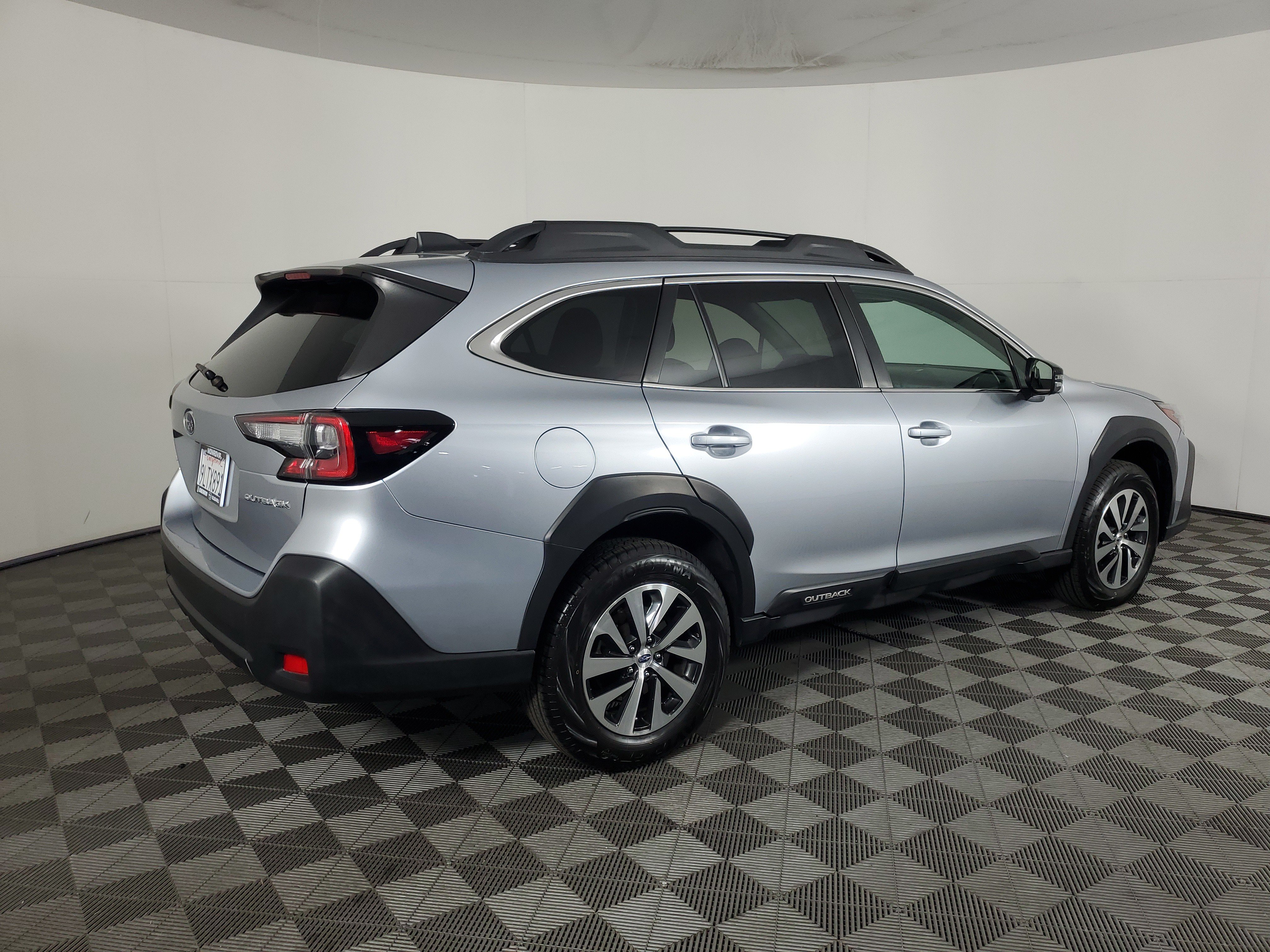 Used 2025 Subaru Outback Premium AWD/4WD image 4