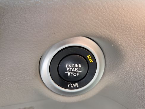 Used 2023 Chrysler Pacifica Touring-L FWD image 22