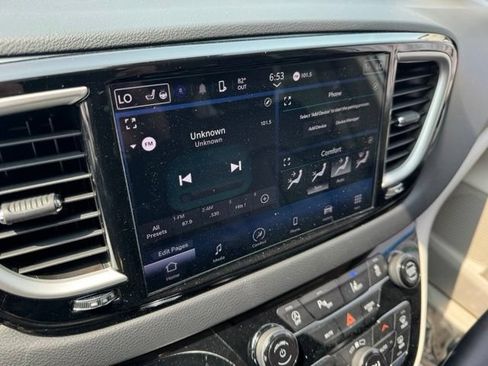 Used 2024 Chrysler Pacifica Touring-L FWD image 2