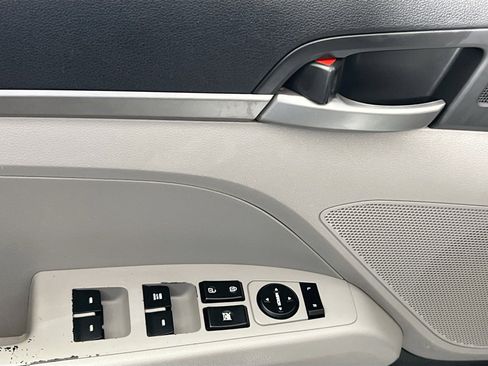 Used 2017 Hyundai Elantra SE image 13