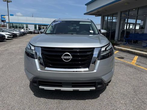 Used 2025 Nissan Pathfinder SV FWD image 2