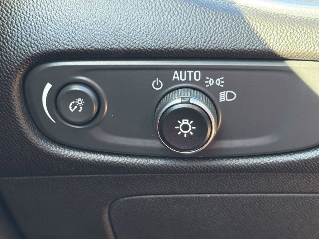 Used 2018 Chevrolet Malibu Premier w/ Premier Sun and Wheel Package FWD image 20