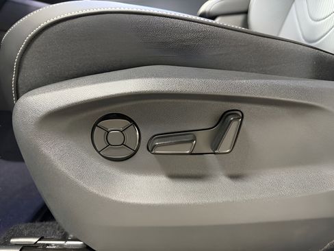 Used 2025 Volkswagen Tiguan SE AWD/4WD image 19