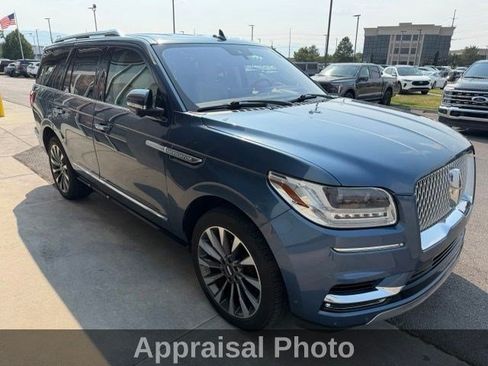 Used 2018 Lincoln Navigator Select w/ Technology Package RWD image 2