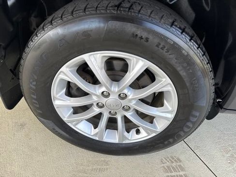 Used 2019 Jeep Cherokee Latitude w/ Cold Weather Group AWD/4WD image 35