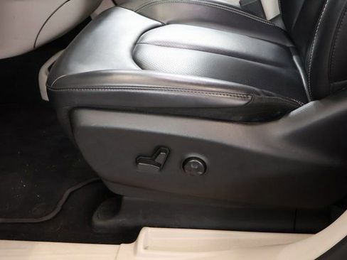 Used 2023 Chrysler Pacifica Touring-L FWD image 12