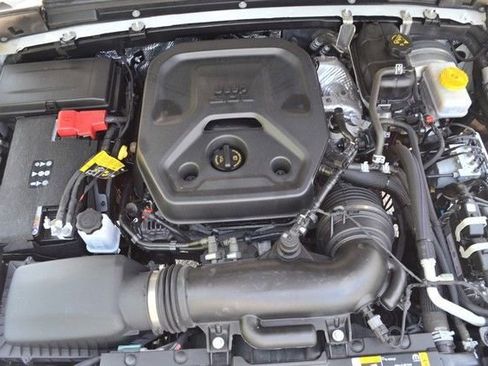 Used 2025 Jeep Wrangler Unlimited Sahara AWD/4WD image 38